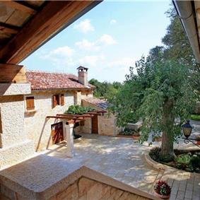 4 bedroom villa with pool near Svetvinčenat, Istria, sleeps 10